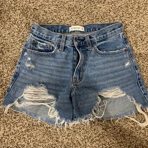 Abercrombie & Fitch mid rise boyfriend shorts. 00/24